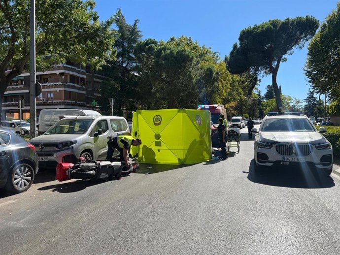 Efectivos del Samur-Protección Civil y agentes de la Policía Municipal de Madrid atienden un accidente mortal de motocicleta en Arturo Soria