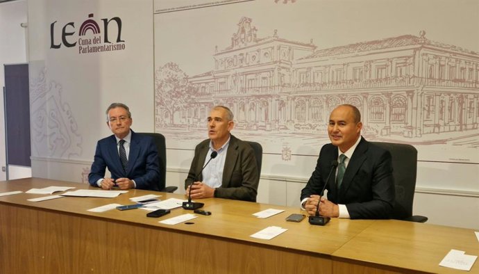 El presidente de Serfunle, Vicente Canuria (centro); el gerente de Serfunle, Fernando Salguero (izquierda) y el representante de Turismo de León, Felipe Alonso (derecha), presentan las Rutas Culturales nocturnas al Cementerio de León.
