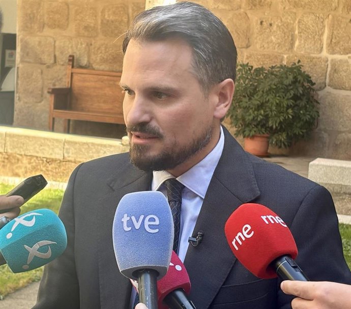 El consejero de Presidencia, Interior y Diálogo Social de la Junta de Extremadura, Abel Bautista, atiende a los medios