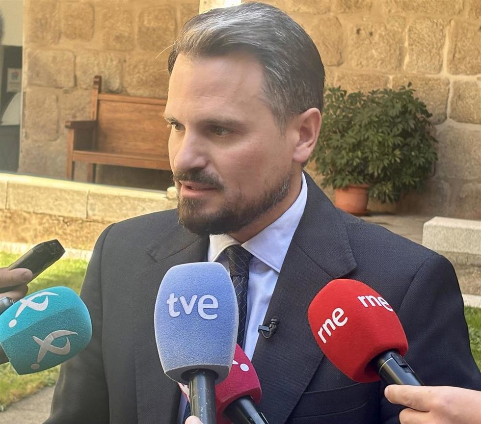 El consejero de Presidencia, Interior y Diálogo Social de la Junta de Extremadura, Abel Bautista, atiende a los medios