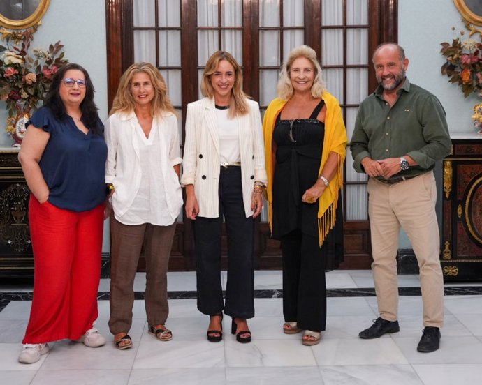 La presidenta de la Diputación de Cádiz, Almudena Martínez, y el vicepresidente primero de esta institución, Juancho Ortiz, con la junta directiva del Skal Internacional Cádiz.