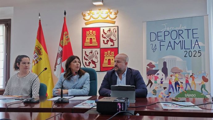 El concejal de Deportes de Segovia, Jesús Garrido; la delegada territorial, Raquel Alonso, y la técnica deportiva del evento Cristina Ruano.
