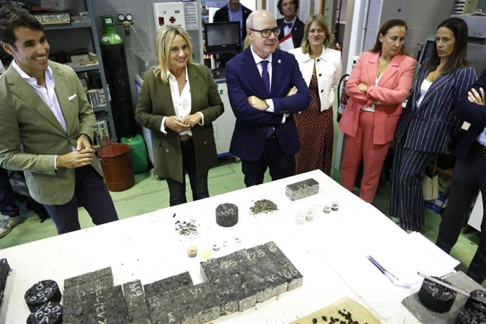 La alcaldesa de Granada, Marifrán Carazo, y el rector, Pedro Mercado, en el centro en la imagen