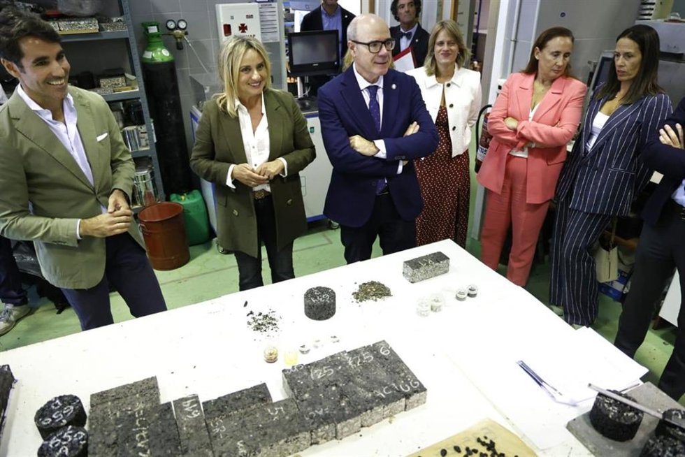 La alcaldesa de Granada, Marifrán Carazo, y el rector, Pedro Mercado, en el centro en la imagen