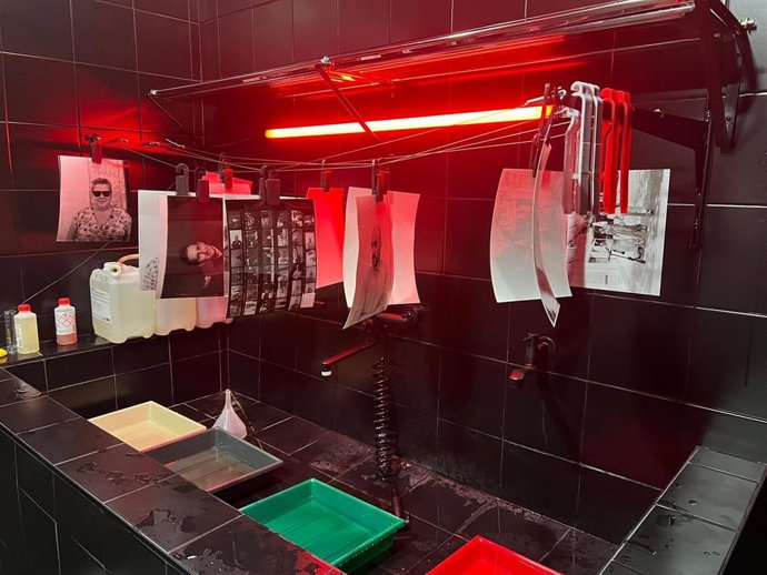 Laboratorio de revelado del CAF durante la primera sesión del taller 'El cuarto oscuro'.