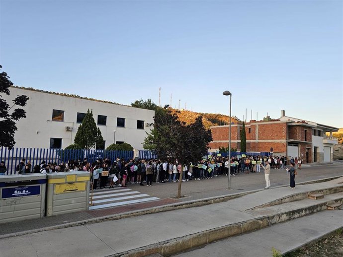 Concentración ante la falta de transporte escolar ante el IES Sierra Mágina.