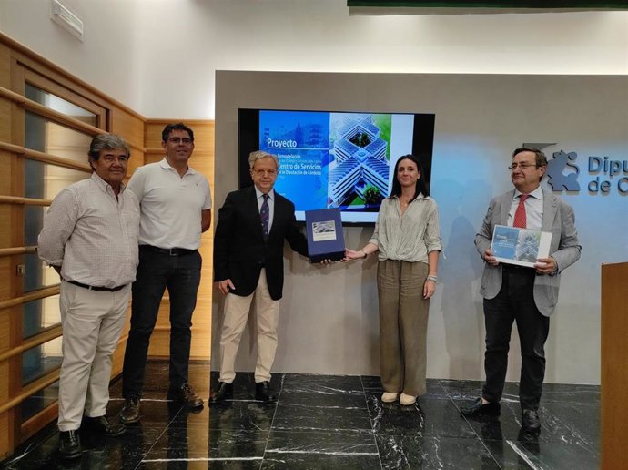 El presidente de la Diputación, Salvador Fuentes, en la presentación del proyecto de remodelación de los Colegios Provinciales.
