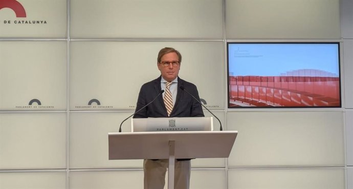 El portavoz de Vox en el Parlament, Joan Garriga, en rueda de prensa