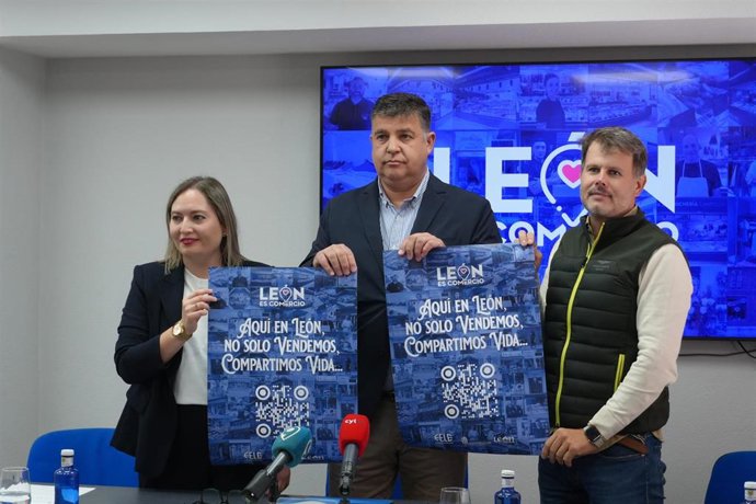 El presidente de León #EsComercio, Octavio Fernández (centro) y la concejala de comercio del Ayuntamiento de León, Camino Orejas (izquierda), presentan la campaña 'Aquí en León no solo vendemos, compartimos vida'.
