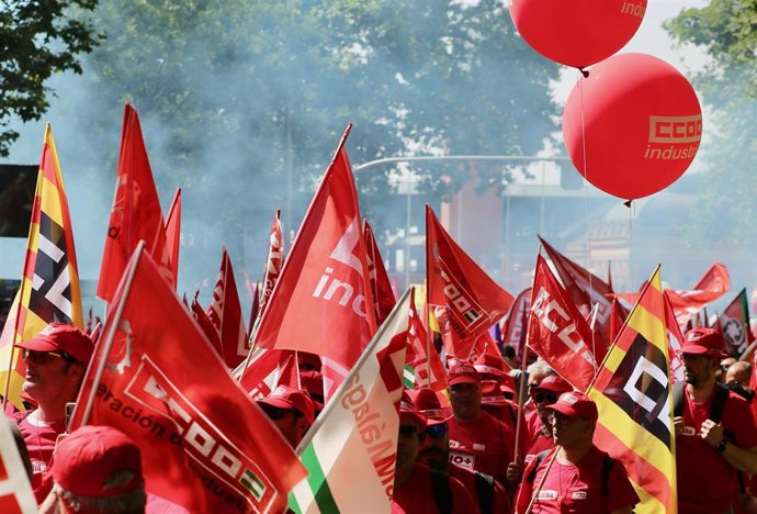 Archivo - Banderas de CC.OO. En una manifestación.