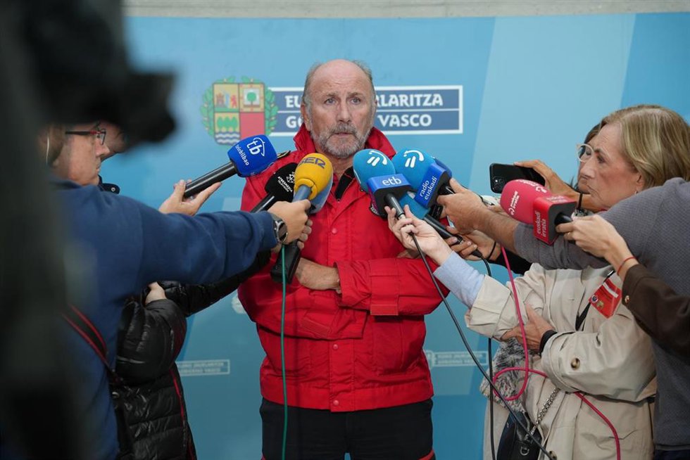 El jefe de la Ertzaintza, Josu Bujanda, realiza declaraciones a los medios de comunicación en Erandio (Bizkaia)