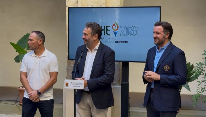 El exfutbolista y embajador de la Fundación del Deporte ilicitano Nino, el concejal de Deportes, José Antonio Román, y el alcalde de Elche, Pablo Ruz, en la presentación de la candidatura de la localidad a Capital Mediterránea del Deporte.