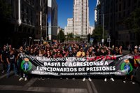 Cientos de funcionarios de prisiones marchan de Ferraz al Congreso para exigir ser reconocidos como agentes de autoridad