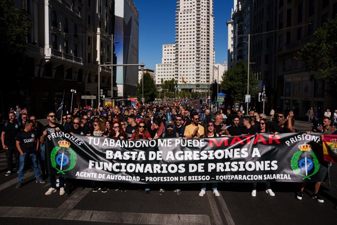 Varias personas con pancartas protestan, durante una manifestación de funcionarios de prisiones convocada por Tu Abandono Me Puede Matar (TAMPM), desde la calle Ferraz hasta el Congreso de los Diputados, a 23 de septiembre de 2025, en Madrid (España).