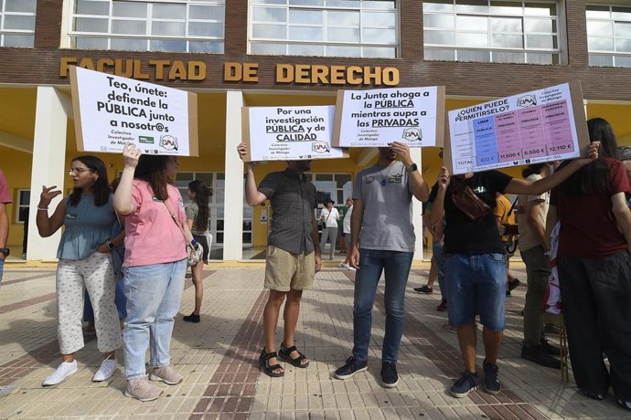 Movilización de la coordinadora UMA x la Pública a las puertas de la Facultad de Derecho con motivo de la inauguración del curso universitario que tenía lugar en su interior.