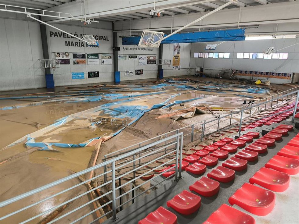 Estado del pabellón deportivo municipal de Benetússer días después de la riada