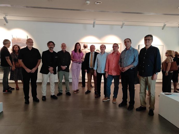 El delegado de Cultura de la Diputación, Gabriel Duque (centro), en la inauguración de la muestra 'Córdoba Grupo Realista. 30 años'.
