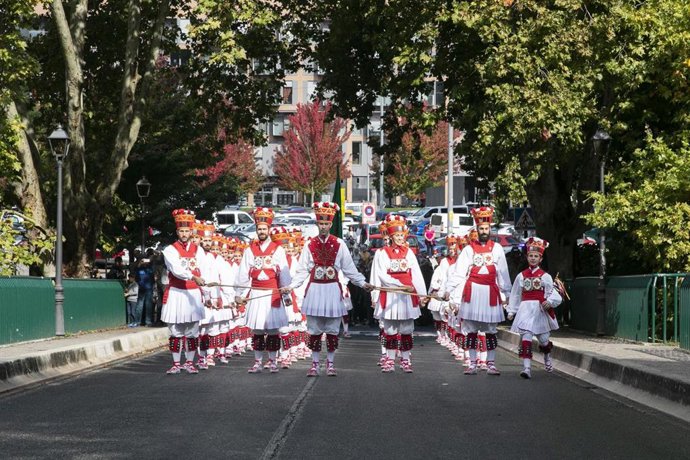 Archivo - La Comparsa de Gigantes y Cabezudos, txistularis y gaiteros, La Pamplonesa y Duguna – Iruñeko dantzariak festejan este fin de semana San Fermín de Aldapa.