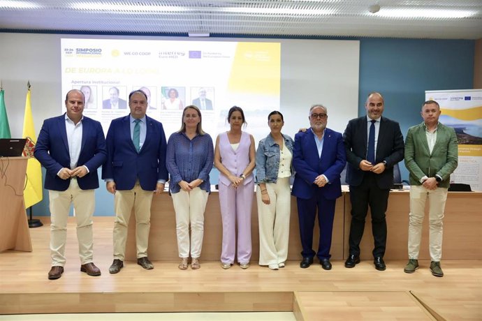 Foto de familia de la inauguración del Simposio Internacional:"+Biodiversidad: Por los humedales en Andalucia +Gobernanza", que se está desarrollando en la Facultad de Ciencias del Mar y Ambientales de Puerto Real (Cádiz).