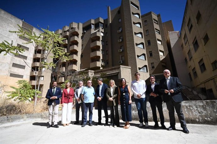 Acto de puesta de primera piedra del espacio Casa Común, con, entre otros, en el centro, el delegado del Gobierno en Andalucía, Pedro Fernández, la consejera de Fomento, Rocío Díaz, y la alcaldesa de Granada, Marifrán Carazo
