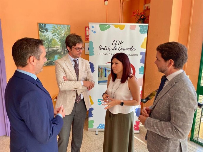 Copé (2º izda.) y Priego (dcha.), durante la visita al CEIP Andrés de Cervantes de Cabra.