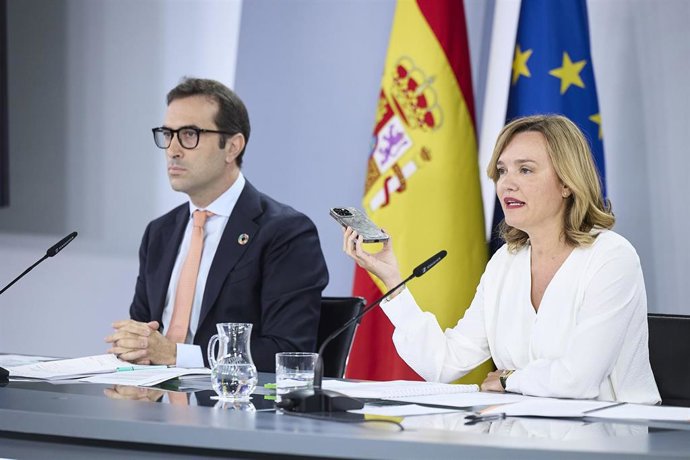 El miistro de Economía, Comercio y Empresa, Carlos Cuerpo, y la ministra de Educación, Formación Profesional y Deportes y portavoz del Gobienrno, Pilar Alegría, durante una rueda de prensa tras el Consejo de Ministros, en el Palacio de la Moncloa, a 23 de