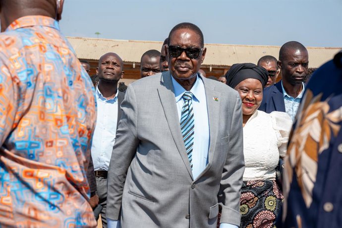 El expresidente Peter Mutharika acude a votar en las elecciones presidenciales celebradas el 16 de septiembre de 2025 en Malaui (archivo)