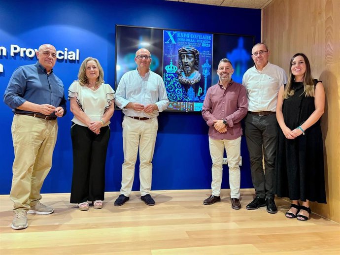 El diputado de Cultura, Manuel López Mestanza, junto a Diana Ramos, presidenta de la ELA Bobadilla Estación; Juan Rosas, edil del de Antequera y diputado; Barbara Muñoz, coordinadora de la exposición, y el comisario, Francisco González.