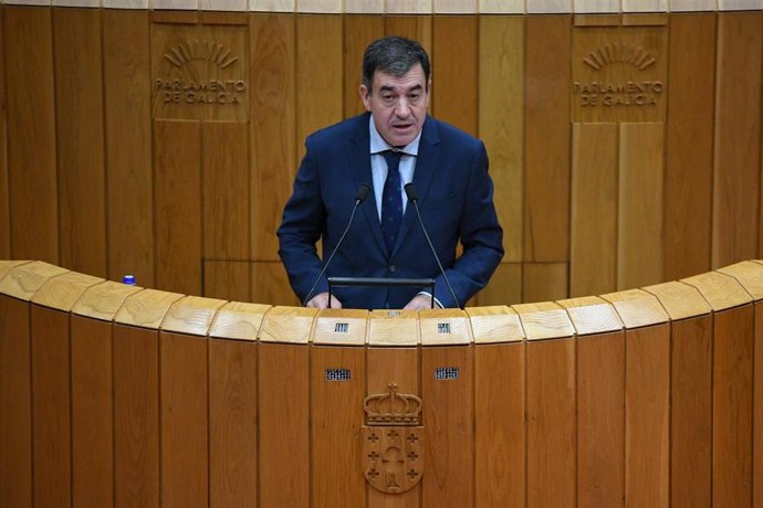 El conselleiro de Educación, Román Rodríguez, en el pleno del Parlamento