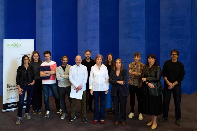 En el centro (de izquierda a derecha), el comisario del ciclo, Fermín Alvira; la consejera Esnaola; y la directora del Servicio de Museos, Susana Irigaray, junto con los y las artistas participantes.