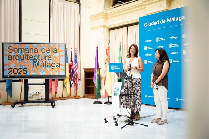 La concejala de Urbanismo de Málaga, Carmen Casero, y la decana del Colegio de Arquitectos, Susana Gómez de Lara, presentan la Semana de la Arquitectura.