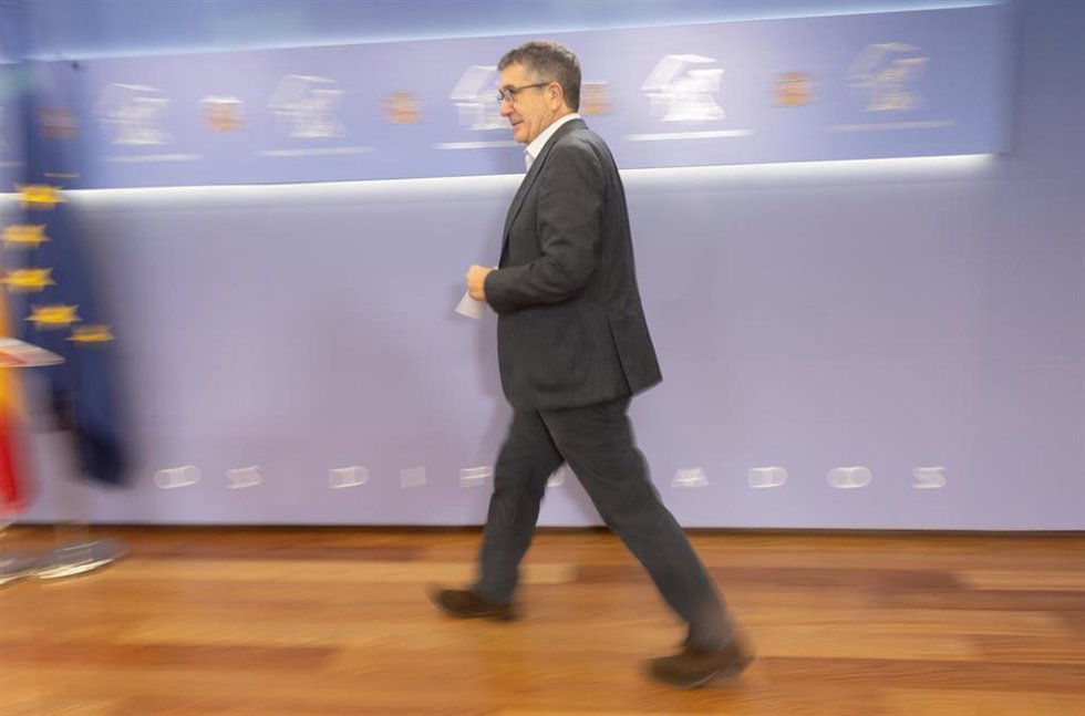 El portavoz del PSOE en el Congreso, Patxi López, llega a una rueda de prensa posterior a la Junta de Portavoces, enel Congreso de los Diputados, a 16 de septiembre de 2025, en Madrid (España).
