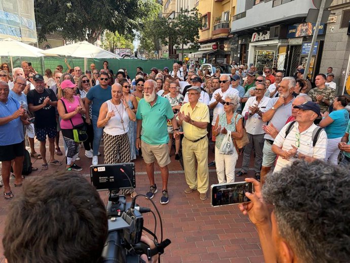 La propietaria del local que alberga la vermutería Valentina, Laly Rodríguez, junto a vecinos del barrio de La Isleta (Las Palmas de GC) en protesta por el "abuso" de una hotelera que ha intentado tomar por la fuerza varios metros de su local.