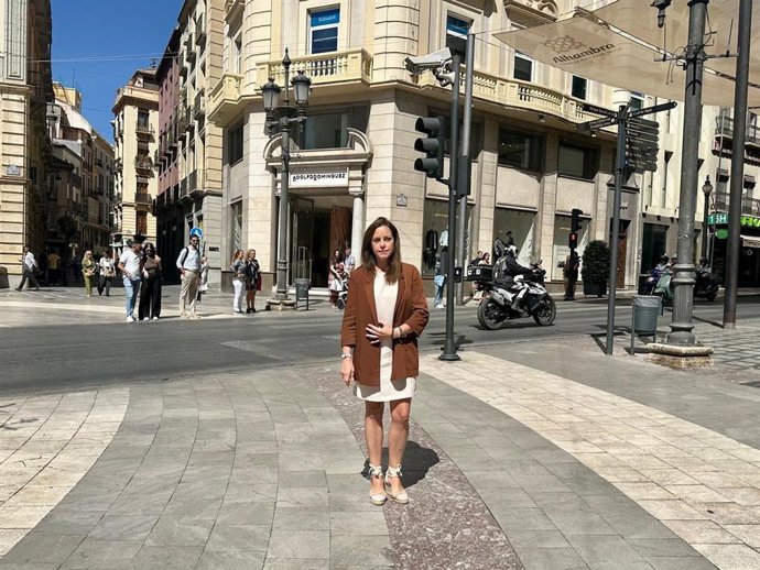 La viceportavoz del grupo municipal de Vox en Granada, Mónica Rodríguez Gallego, en Puerta Real de España