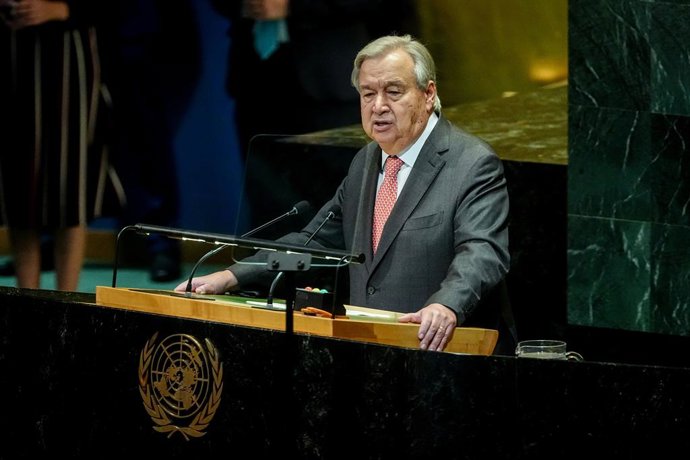 22 de setembro de 2025, EUA, Nova York: O Secretário-Geral das Nações Unidas, Antonio Guterres, fala durante a conferência sobre a solução de dois Estados no Oriente Médio antes do debate geral da Assembleia Geral da ONU. Espera-se que vários países