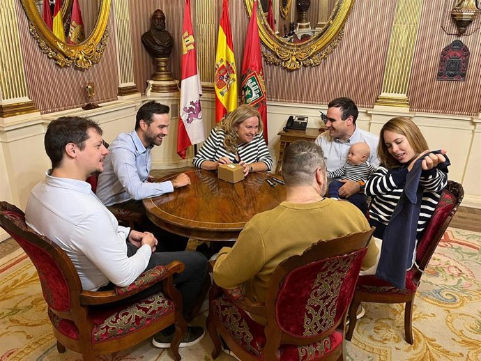La alcaldesa en la reunión con los impulsores de Morcilla Fest.