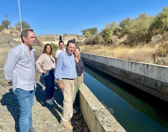 El presidente del PP de Huelva y parlamentario andaluz, Manuel Andrés González, junto a otros populares onubenses, en su visita al Túnel de San Silvestre.