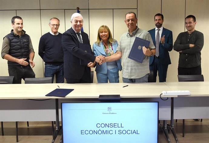 La ministra de Presidencia, Economía, Trabajo y Vivienda, Conxita Marsol, con representantes de sindicatos y patronal en el Consejo Económico y Social (CES)