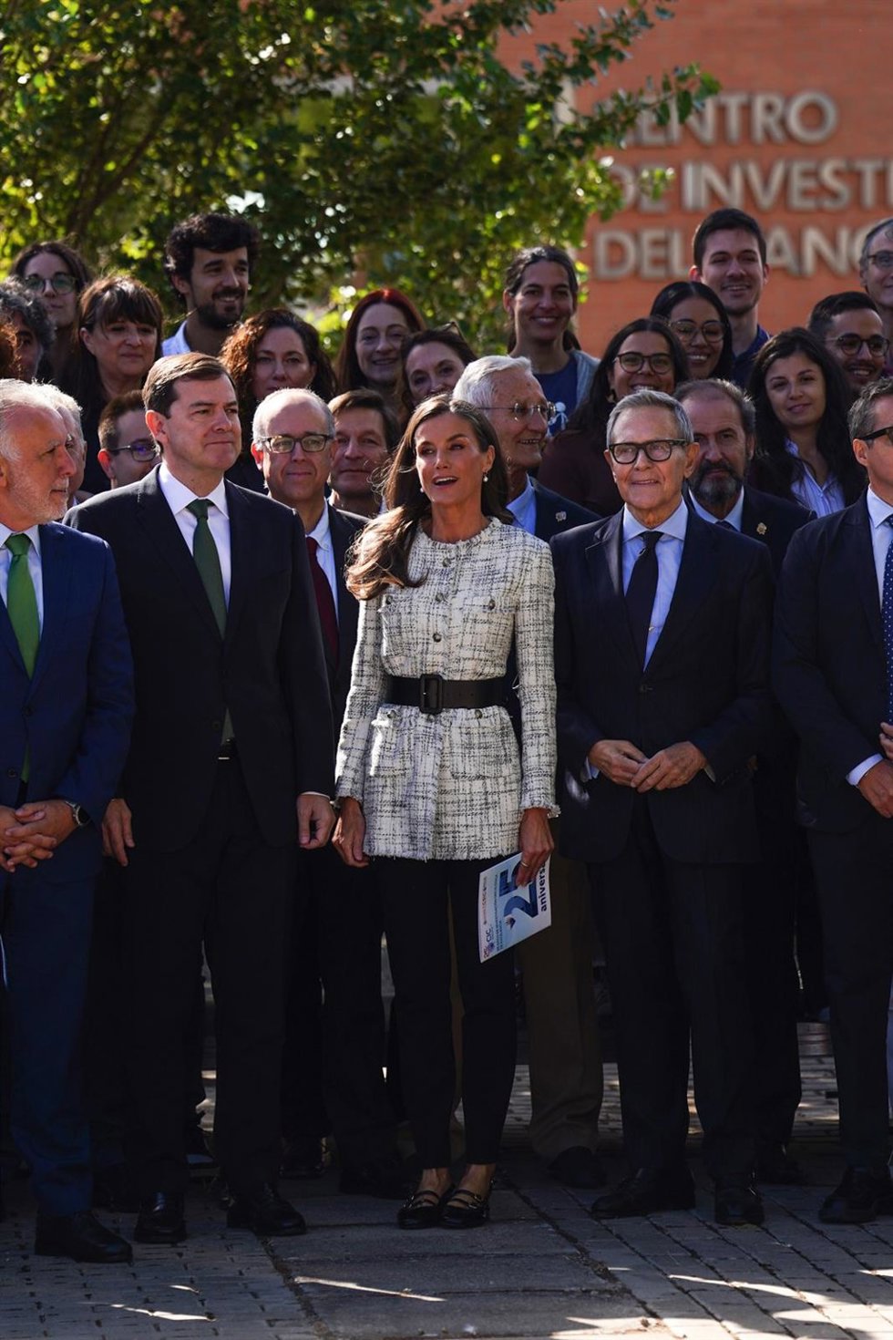 La Reina Letizia 8c) en una foto de familia junto al presidente de  Castilla y León, Alfonso Mañueco (2i), el ministro de Política Territorial, Ángel Víctor Torres (i), antes del acto internacional del Día Mundial de la Investigación en Cáncer.