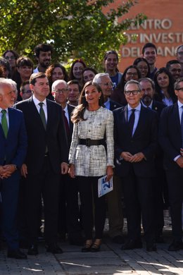 La Reina Letizia 8c) en una foto de familia junto al presidente de la Comunidad de Castilla y León, Alfonso Mañueco (2i), el ministro de Política Territorial, Ángel Víctor Torres (i), antes del acto internacional del “Día Mundial de la Investigación en Cá