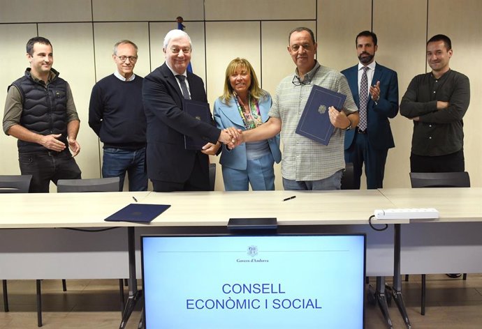 La ministra andorrana de Presidència, Economia, Treball i Habitatge, Conxita Marsol, amb representants dels sindicats i la patronal en el Consell Econòmic i Social (CES)