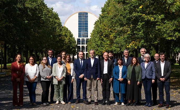 Integrantes del Consejo Social que han acudido a la reunión celebrada en la UPNA.