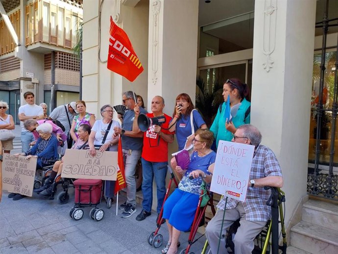 Personal y usuarios del Centro de Día de Plaza América piden a Camarero "soluciones reales" tras el cierre
