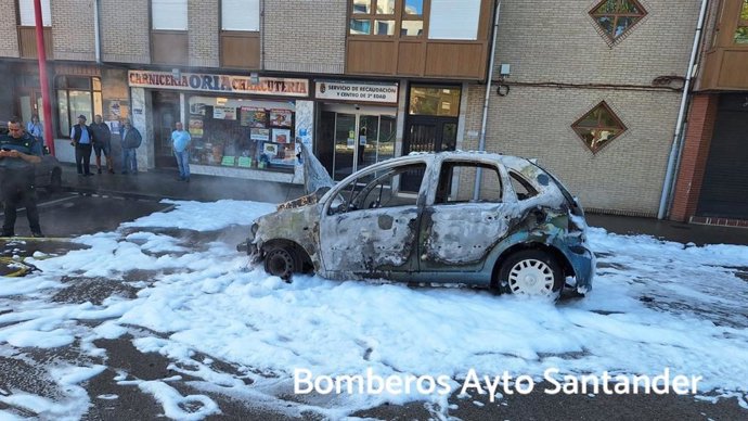 Incendio de coche en Solares.