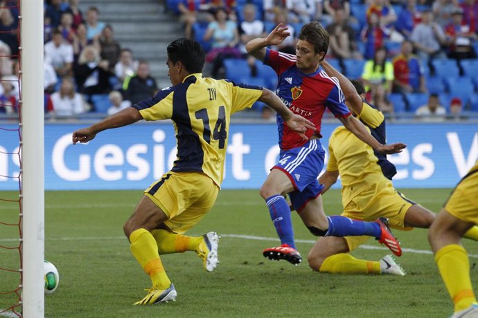 Archivo - Arquivo - Imagem de arquivo de jogadores do Maccabi Tel Aviv e do Football Club Basel.