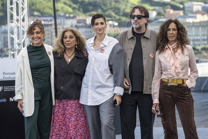 La familia Flores durante la presentación de 'Flores para Antonio' en el Festival de San Sebastián
