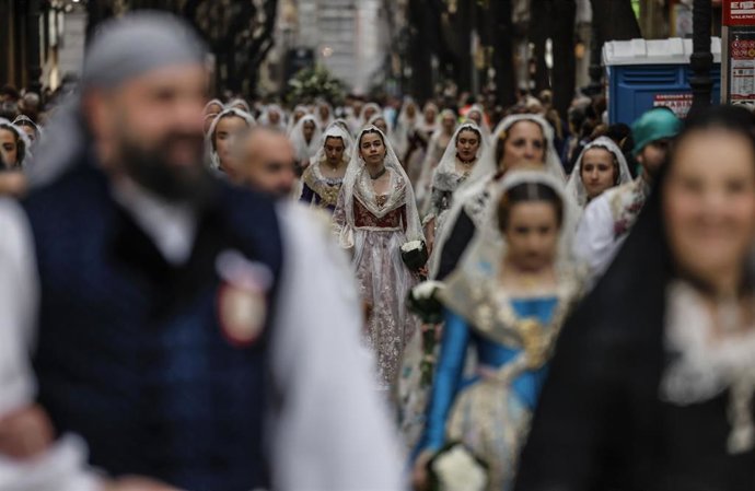 Archivo - Falleras durante la ofrenda floral a la Virgen de los Desamparados, a 17 de marzo de 2025, en Valencia