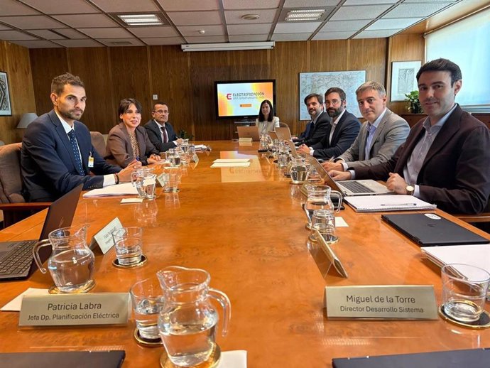 La conselleira de Economía e Industria, María Jesús Lorenzana, se reúne con el secretario de Estado de Energía, Joan Groizard