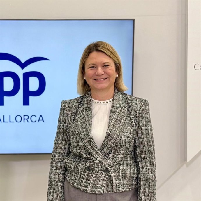 Archivo - La portavoz del PP en el Consell de Mallorca, Núria Riera, en rueda de prensa.