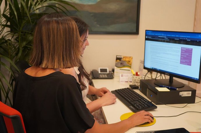 Archivo - Una becaria con su tutora, en la convocatoria del pasado año.